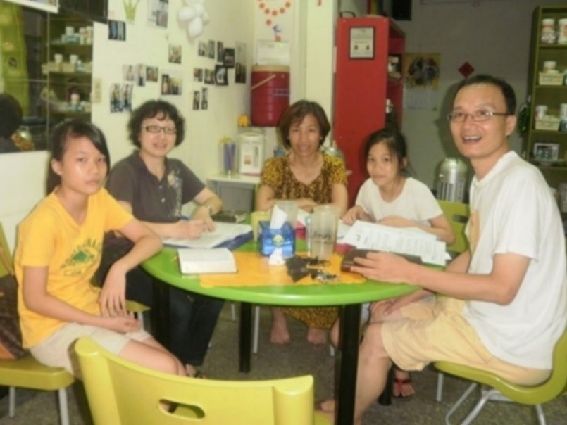 美蓉阿姨（左2）為鄭振宏（右1）、林育存（中）一家上懷相課程。（圖／鄭振宏、林育存夫婦 提供）