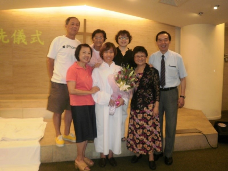 鄭振宏一家與柳建台、沈招治牧師夫婦，於台北復興堂忠孝原會堂合影。（圖／鄭振宏、林育存夫婦 提供）