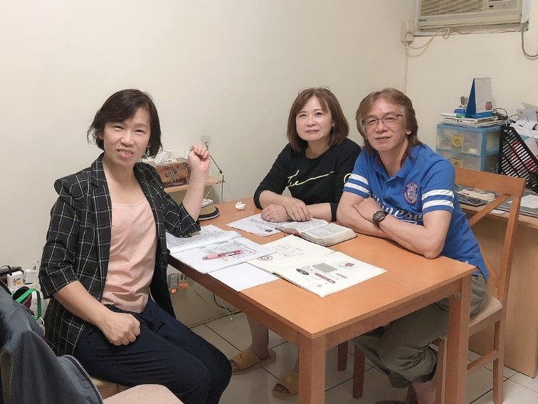 林育存為一對夫妻上懷相課程。圖片攝於疫情前。（圖／鄭振宏、林育存夫婦提供)