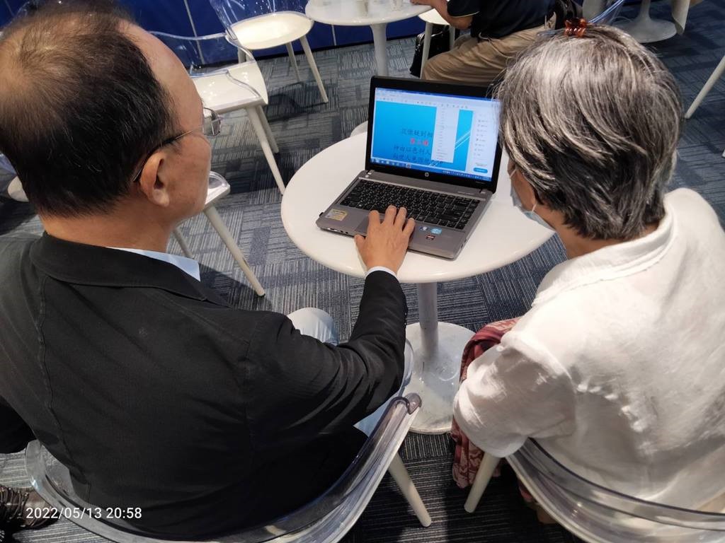 鄭振宏為慕道友上課，如今皆改為線上授課模式。圖片攝於疫情前。（圖／鄭振宏、林育存夫婦 提供）